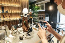 Người khuyết tật điều khiển robot phục vụ tại quán cà phê