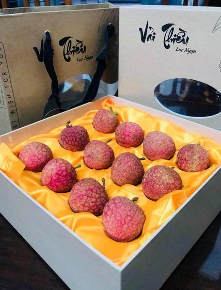 Vải thiều Việt Nam được đóng hộp như tổ yến khi bán tại Nhật, 650k chỉ mua được 1 hộp 12 quả - Ảnh 1.